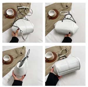 Vues détaillées d'un sac coquille blanc texturé avec chaîne et poignées métalliques rondes