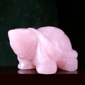 Figurine de tortue en quartz rose sculptée à la main avec détails de carapace précis.