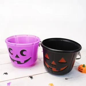 Vue détaillée des seaux à bonbons citrouille d'Halloween violets et noirs en bois