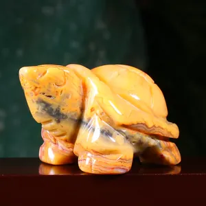 Gros plan détaillé d'une figurine de tortue sculptée en pierre d'agate naturelle pure.