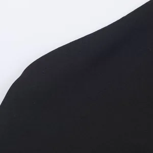 Κοντινό πλάνο της λεπτομερούς υφής του μαύρου υφάσματος υψηλής ποιότητας για halter top