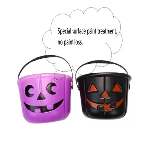Vue détaillée de seaux citrouilles d'Halloween violets et noirs avec fini spécial anti-écaillage