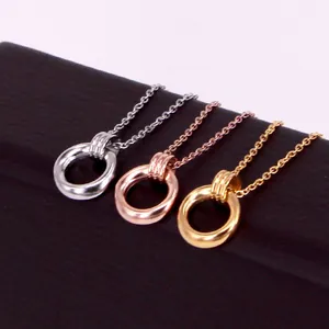 Geometrische Halsketten aus Titanstahl mit Kreisanhänger in Silber, Gold und Roségold.