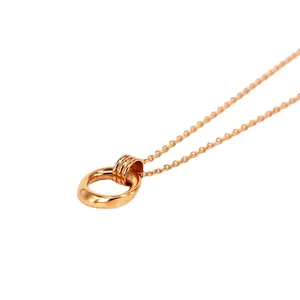 Elegante geometrische Halskette aus Titanstahl mit doppeltem Ringanhänger in Roségold
