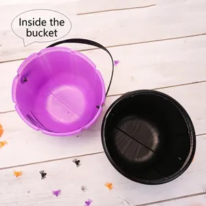 Vue détaillée de dessus montrant l'intérieur spacieux des seaux de citrouille d'Halloween violets.