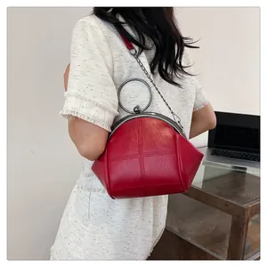 Sac coquille en cuir PU rouge avec poignée ronde en métal et chaîne gris anthracite