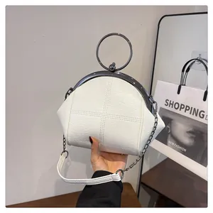 Vue détaillée d'un sac à main blanc en forme de coquille avec poignée en anneau