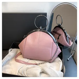 Sac à main rose en forme de coquillage avec poignée anneau et chaîne argentée