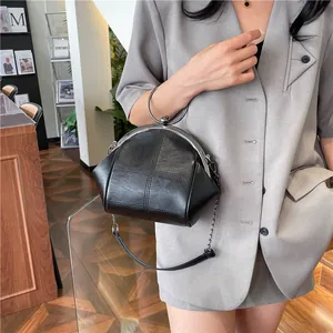 Sac à main coquille noir élégant avec poignée anneau métal et bandoulière chaîne amovible