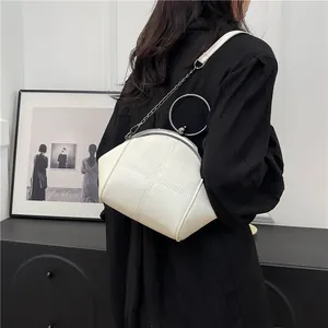 Élégant sac bandoulière blanc en forme de coquille avec poignée ronde et chaîne argentée