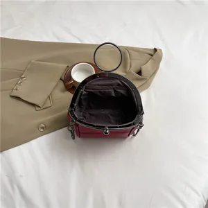 Sac à main élégant en cuir rouge en forme de coquille avec poignée anneau et chaîne