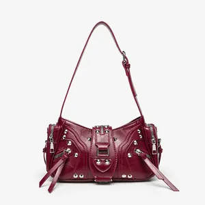 Vintage bordeauxrode motor-okseltas met studs en kwastjes details