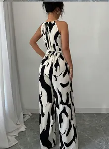 Vue arrière d'une combinaison dos nu chic à motif vache avec détail de lien à nouer