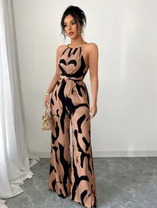 Combinaison licou élégante à imprimé lait marron et noir pour un look d'été sophistiqué.