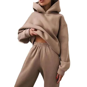 Zweiteiliges Damen-Set mit Oversize-Hoodie und passender Jogginghose in Khaki-Braun