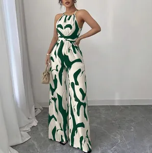 Vue complète d'une combinaison à licou élégante à imprimé abstrait vert et blanc.