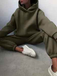 Ensemble chic de deux pièces avec sweat à capuche oversize et jogging vert olive pour femme