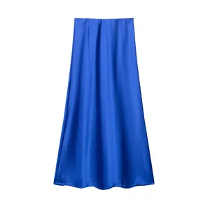 Vista detallada de la falda midi de satén azul real con su elegante textura de seda brillante.