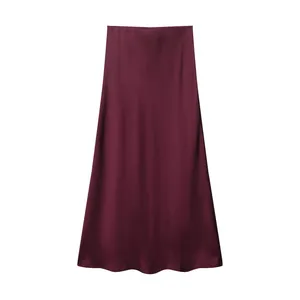Elegante falda midi de satén burdeos de cintura alta con una silueta de línea A sedosa.