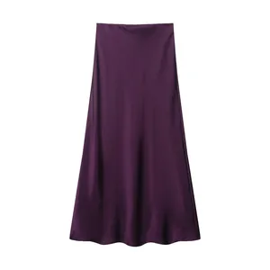 Vista detallada de la elegante falda midi de satén de seda con cintura alta en color morado
