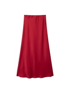 Elegante falda midi de satén rojo línea A con cintura alta y acabado de textura sedosa.