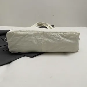 Detailansicht des Bodens einer weißen wasserdichten Nylon-Yoga-Tasche mit verstärkten Nähten