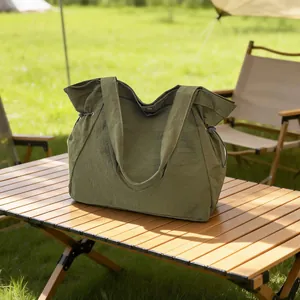 Große olivgrüne wasserdichte Nylontasche, ideal für Yoga, Camping oder den täglichen Arbeitsweg.