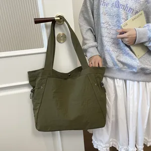 Wasserdichte olivgrüne Nylon-Tragetasche für Damen zum Pendeln im Lifestyle-Ambiente