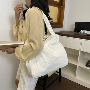 Leichte weiße wasserfeste Tragetasche im japanischen Stil als Umhängetasche am Model