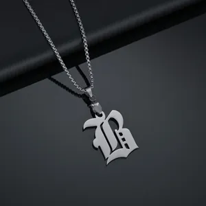 Gros plan d'un collier avec pendentif lettre B gothique en argent sur fond sombre