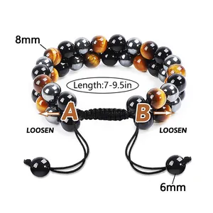 Détail du bracelet oeil de tigre réglable à double rangée avec perles de 8 mm