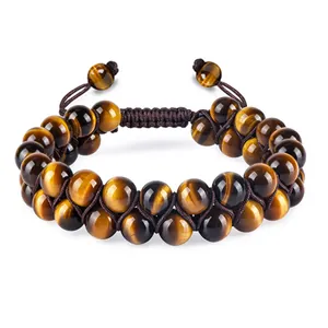 Détail macro d'un bracelet en pierre œil de tigre tressé sur deux rangs de qualité pour hommes