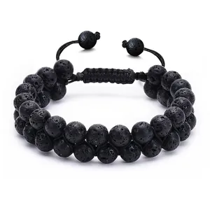 Détail d'un bracelet ajustable en pierre de lave noire à double rangée pour homme.
