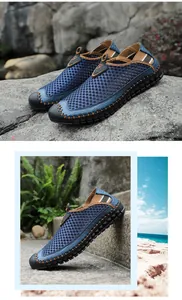 Detail van ademende blauwe mesh herenschoenen met handgemaakte stiksels en slip-on.