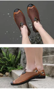Detailweergave van ademende bruine mesh loafers met handgestikte lederen accenten
