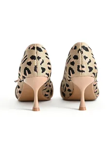 Vista posteriore di décolleté leopardate con elegante tacco a stiletto a calice.
