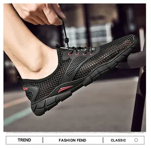 Close-up van zwarte ademende mesh outdoorschoenen met hol ontwerp en zachte zool voor heren