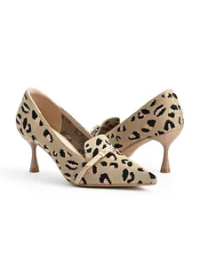 Dettaglio di eleganti décolleté a punta con stampa leopardata e fibbia in metallo.