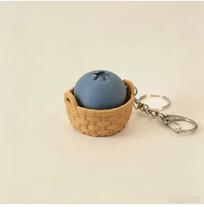 Detailansicht eines 3D-gedruckten Blaubeer-Schlüsselanhängers in einem kleinen Korb