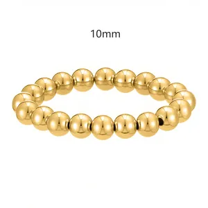 Dettaglio ad alta risoluzione del bracciale elastico in perle d'acciaio dorato da 10mm