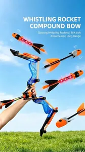 Dettaglio del set arco compound per bambini con frecce a fischio luminose in schiuma EVA
