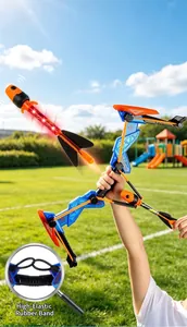 Vista dettagliata di un arco compound giocattolo luminoso per bambini in un parco all'aperto