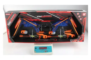 Set di giocattoli con arco compound per bambini pesato su una bilancia digitale.