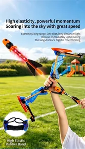 Dettaglio di un arco compound ad alta elasticità con frecce a razzo luminose per bambini