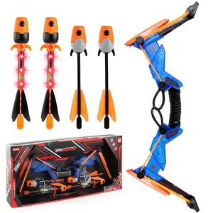 Set arco e frecce LED per bambini per tiro con l'arco sportivo all'aperto.