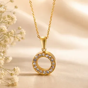 Elegante goldene Titanstahlkette mit rundem, strassbesetztem Anhänger für Damen