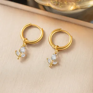 Elegante goldene Titanstahl-Creolen mit klaren Kristall-Tulpen-Anhängern