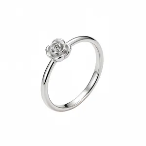 Detailansicht eines silbernen Edelstahlrings mit 3D-Rosenblüten-Motivdesign