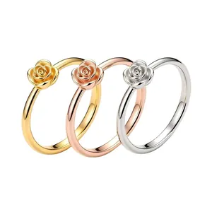Detailansicht von drei Edelstahl-Rosenringen in Gold, Silber und Roségold-Finish