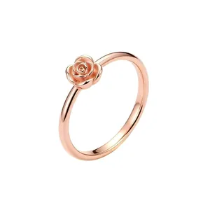 Detailansicht einer eleganten Rose auf einem 18K vergoldeten Ring aus Titanstahl.